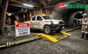 ¿Qué medidas preventivas evitan que la manguera antiestática para ANFO sufra aplastamientos por vehículos ligeros en el socavón?