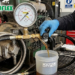 ¿Cómo se utiliza la válvula de purga integrada en las líneas del kit de testeo analógico para prueba de presión para liberar el aceite remanente?