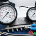 ¿Qué certificaciones de precisión (como la clase de error porcentual) cumplen las carátulas del kit de testeo analógico para prueba de presión?