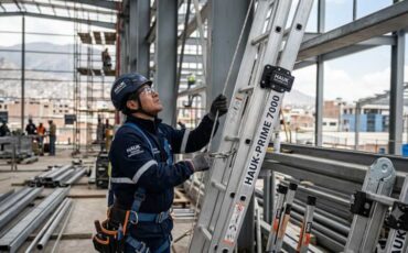 ¿Qué capacitación requiere un técnico para operar el sistema de escalera telescópica Hauk?