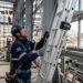 ¿Qué capacitación requiere un técnico para operar el sistema de escalera telescópica Hauk?